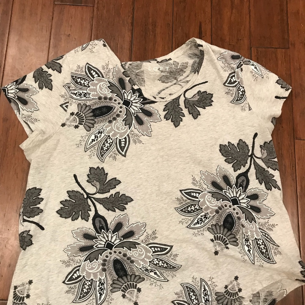 Cute Loft tee. Beautiful black and grey paisley.